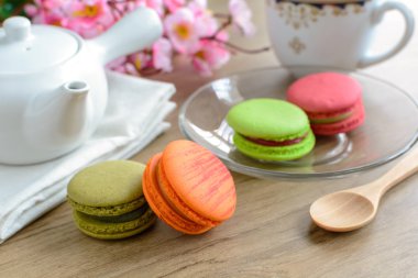 Renkli macaroons ile çay