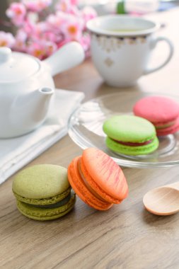 Renkli macaroons ile çay