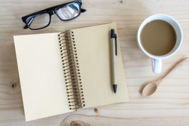 Ahşap masa boş defter ile kahve