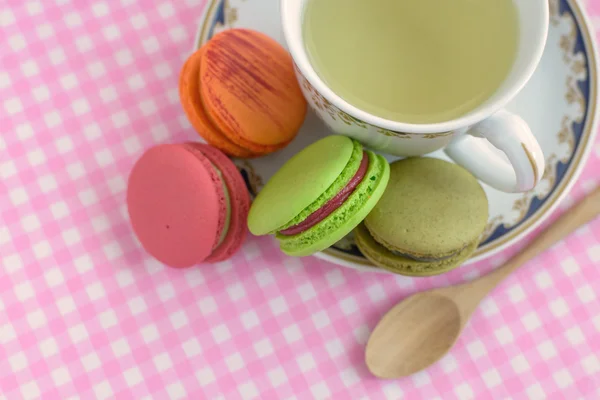 Xícara de chá com macaroons coloridos — Fotografia de Stock
