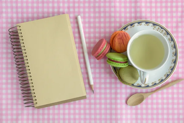 Taza de té con macarrones coloridos — Foto de Stock