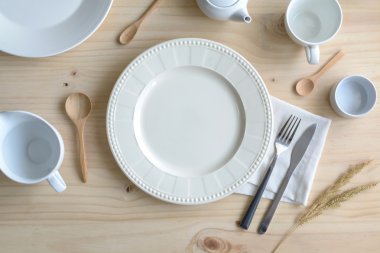 Bıçak ve çatal eski ahşap arka plan üzerinde boş tabak