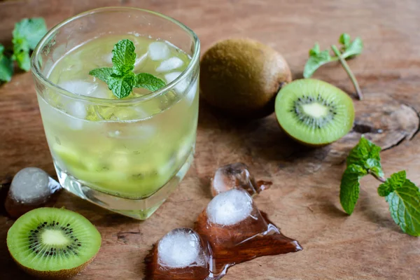 Cocktail with kiwi and mint in a glass on a wooden background — Stock Photo, Image