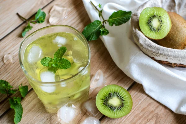 Glass of refreshing tropical kiwi soda with mint — Stock Photo, Image