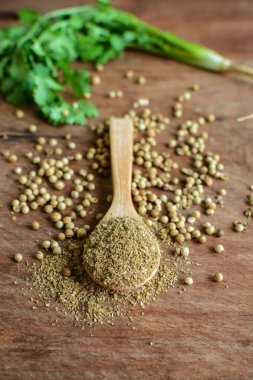 Kişniş toz, aromatik maddeler üzerinde rustik ahşap masa