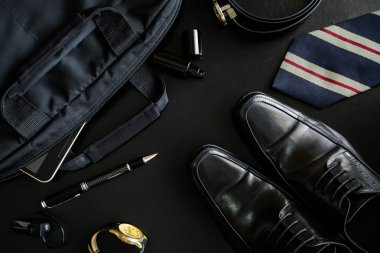 siyah arka plan üzerine erkek aksesuarları