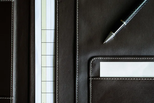 Brunt läder mapp med anteckningspapper och penna — Stockfoto