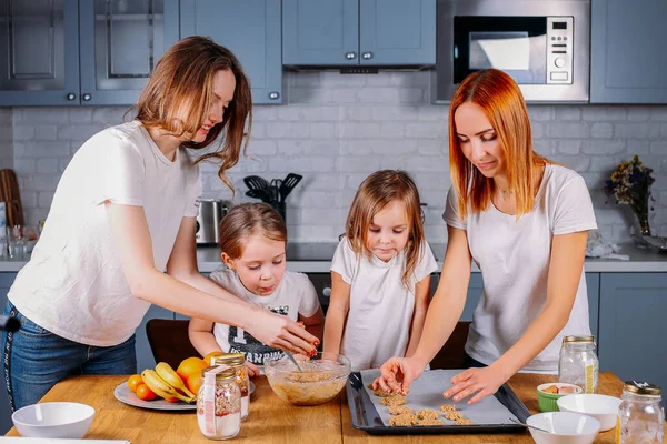 Retrato Mães Felizes Duas Filhas Divertindo Cozinhando Cozinha — Fotografia de Stock