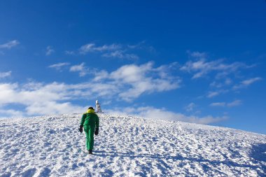 Kış dağında yürüyüş. Teh Dağı 'nın zirvesine çıkan adam