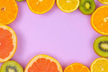 Turunçgil arkaplanlı portakallı greyfurt mandalinalı kivi. Flatlay bileşimi