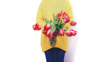 Çiçekli kadın eli. Beyazda izole edilmiş.