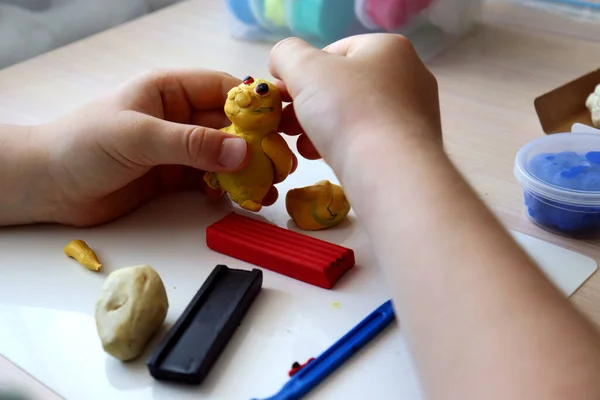 Çocuk Oyun Hamurundan Figürler Üretiyor Renkli Plastikli Çocuk Elleri Çocuklarda — Stok fotoğraf