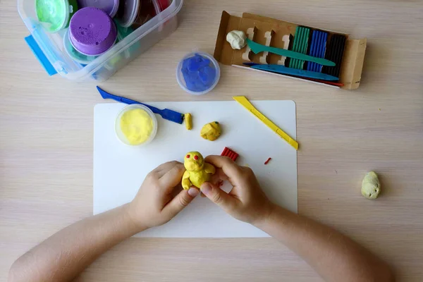 Çocuk Oyun Hamurundan Figürler Üretiyor Renkli Plastikli Çocuk Elleri Çocuklarda — Stok fotoğraf