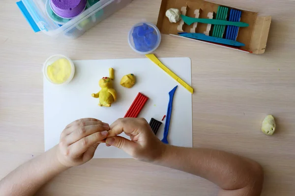 Çocuk Oyun Hamurundan Figürler Üretiyor Renkli Plastikli Çocuk Elleri Çocuklarda — Stok fotoğraf