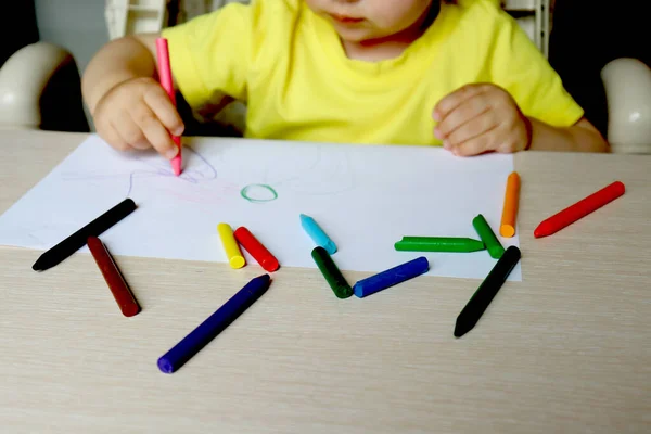 Creatività Dei Bambini Bambino Disegna Con Pastelli Matite Focus Selettivo — Foto Stock