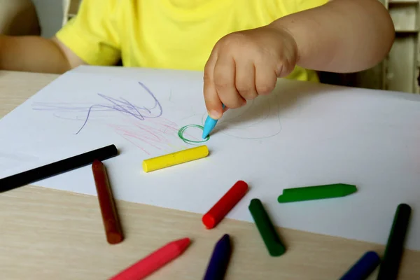 Çocukların Yaratıcılığı Küçük Çocuk Boya Kalemleri Kalemlerle Resim Çiziyor — Stok fotoğraf