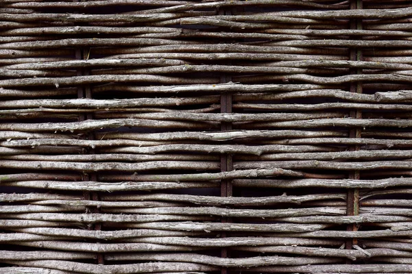 ブラシウッドフェンスの詳細 柳の枝で作られたウィッカーフェンスの一部 自然の背景 — ストック写真
