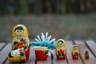 Matrioshka figürleri aynı sırada. Virüsün bitişiğinde..