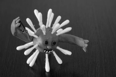 Bıçakla plastikten yapılmış virüs heykelciği..