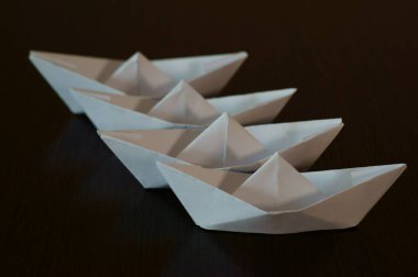 Masada birkaç kağıt tekne var..