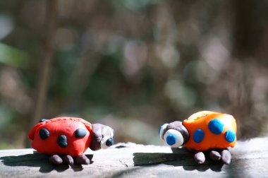 Plastikten yapılmış iki uğur kuşu figürü..