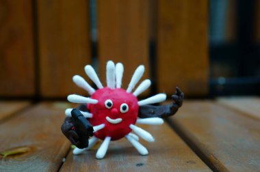 Oyuncak tabancalı virüs figürü..