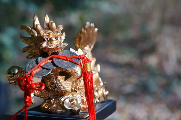 特写龙的雕像 龙的牙齿里有一堆中国硬币 福祉和货币繁荣的象征 — 图库照片