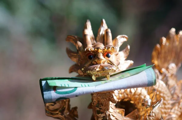 Drachenfigur Großaufnahme Den Zähnen Des Drachen Befindet Sich Eine Banknote — Stockfoto