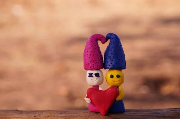 Dois Gnomos Barro Segurar Coração Símbolo Amor — Fotografia de Stock