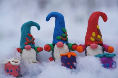 Ağaç dalındaki çok renkli cücelerin figürleri. Noel süslemeleri.