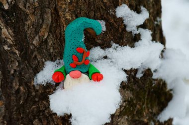 Ağaç dalındaki bir cücenin heykeli.