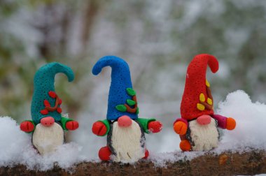 Ağaç dalındaki çok renkli cücelerin figürleri. Noel süslemeleri.