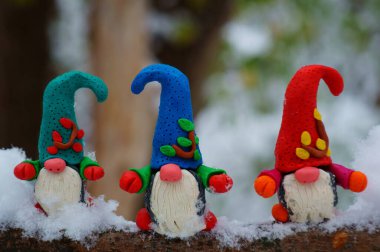 Ağaç dalındaki çok renkli cücelerin figürleri. Noel süslemeleri.