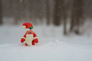 Kış ormanındaki Noel Baba figürü..
