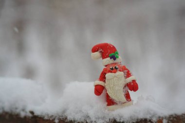 Kış ormanındaki Noel Baba figürü..