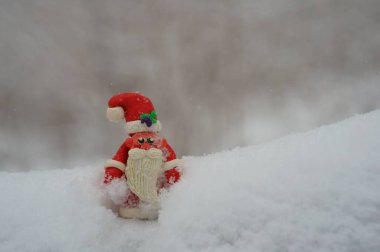 Kış ormanındaki Noel Baba figürü..