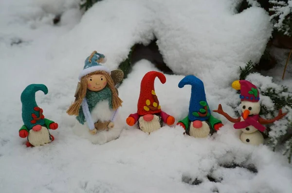 Postacie Kolorowych Karłów Śnieżnym Lesie Obok Bałwana Anioła Zabawki — Zdjęcie stockowe