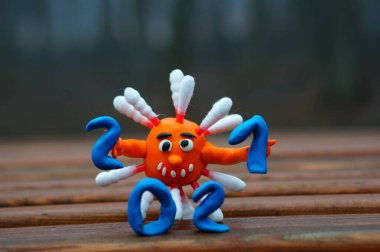 Virüsün yakın plan görüntüleri. 2021 sayısının yanında..