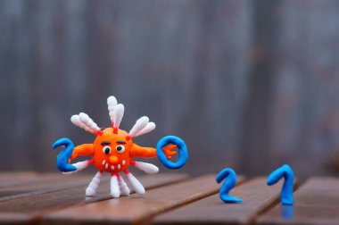 Virüsün yakın plan görüntüleri. 2021 sayısının yanında..