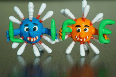 Virüsün figürleri harfleri ellerinde tutuyor. Yazıt yaşamı..