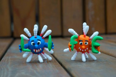 Virüsün figürleri harfleri ellerinde tutuyor. Yazıt yaşamı..