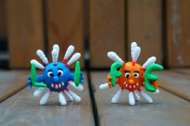 Virüsün figürleri harfleri ellerinde tutuyor. Yazıt yaşamı..