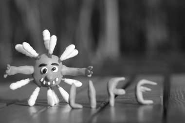 Virüsün görüntüsü yakın planda. Yanındaki de yazıt yaşamı..