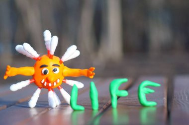 Virüsün görüntüsü yakın planda. Yanındaki de yazıt yaşamı..