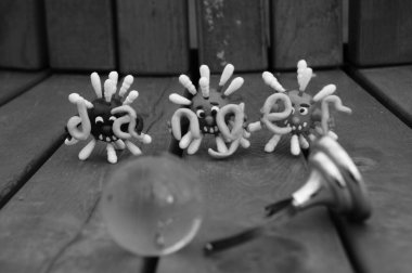 Virüsün figürleri ve yazıt tehlikesi. Yanında küçük cam bir küre var..