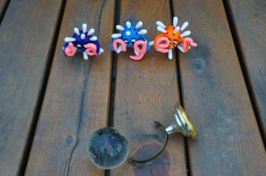 Virüsün figürleri ve yazıt tehlikesi. Yanında küçük cam bir küre var..