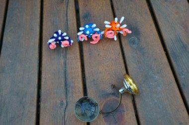 Virüsün figürleri ve yazıt tehlikesi. Yanında küçük cam bir küre var..