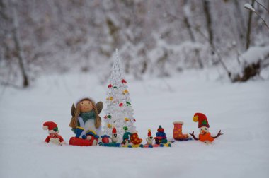 Kış ormanlarında plastikten yapılmış Noel heykelcikleri..