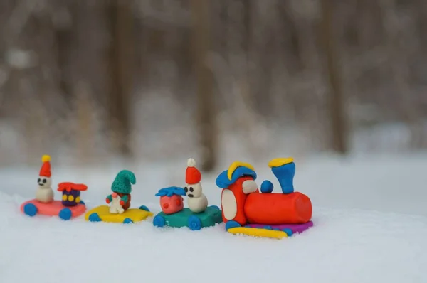 Świąteczny Pociąg Zabawkami Tle Śniegu — Zdjęcie stockowe