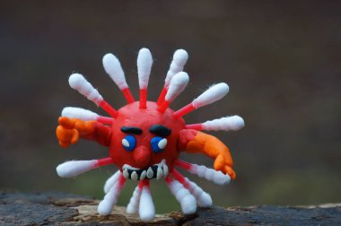 Yakın plan plastikten yapılmış bir virüs..